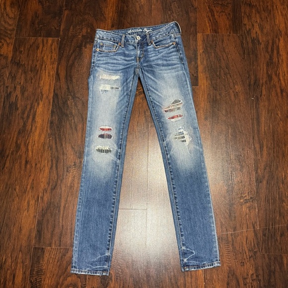 American Eagle Outfitters Stretch Blue Distressed Skinny Low rise Jeans size 2 - Picture 1 of 15